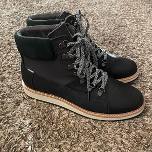 Mens 9.5 TOMS winter boots. Never been worn!!!